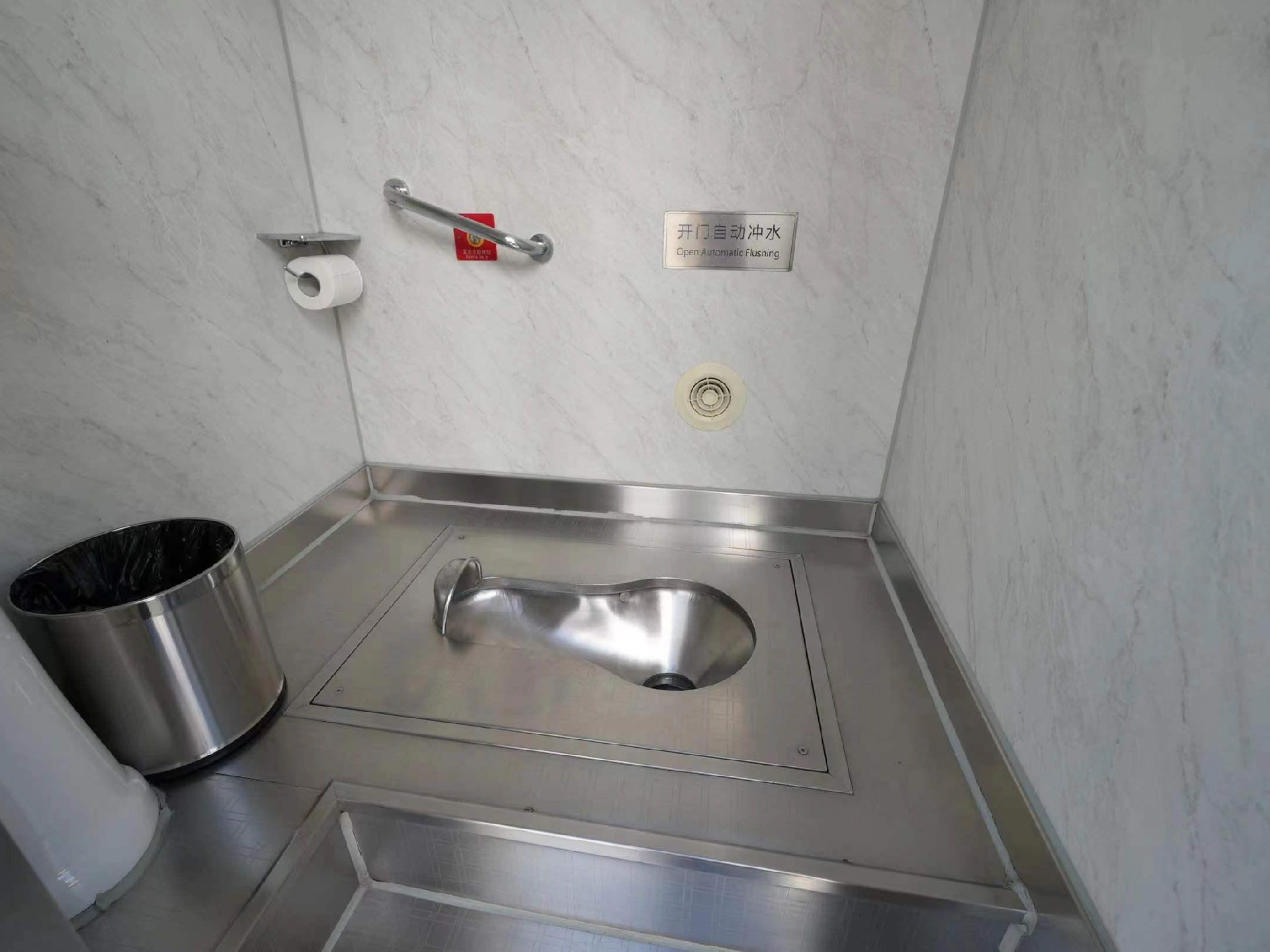 可移动公共卫生间怎么冲水?