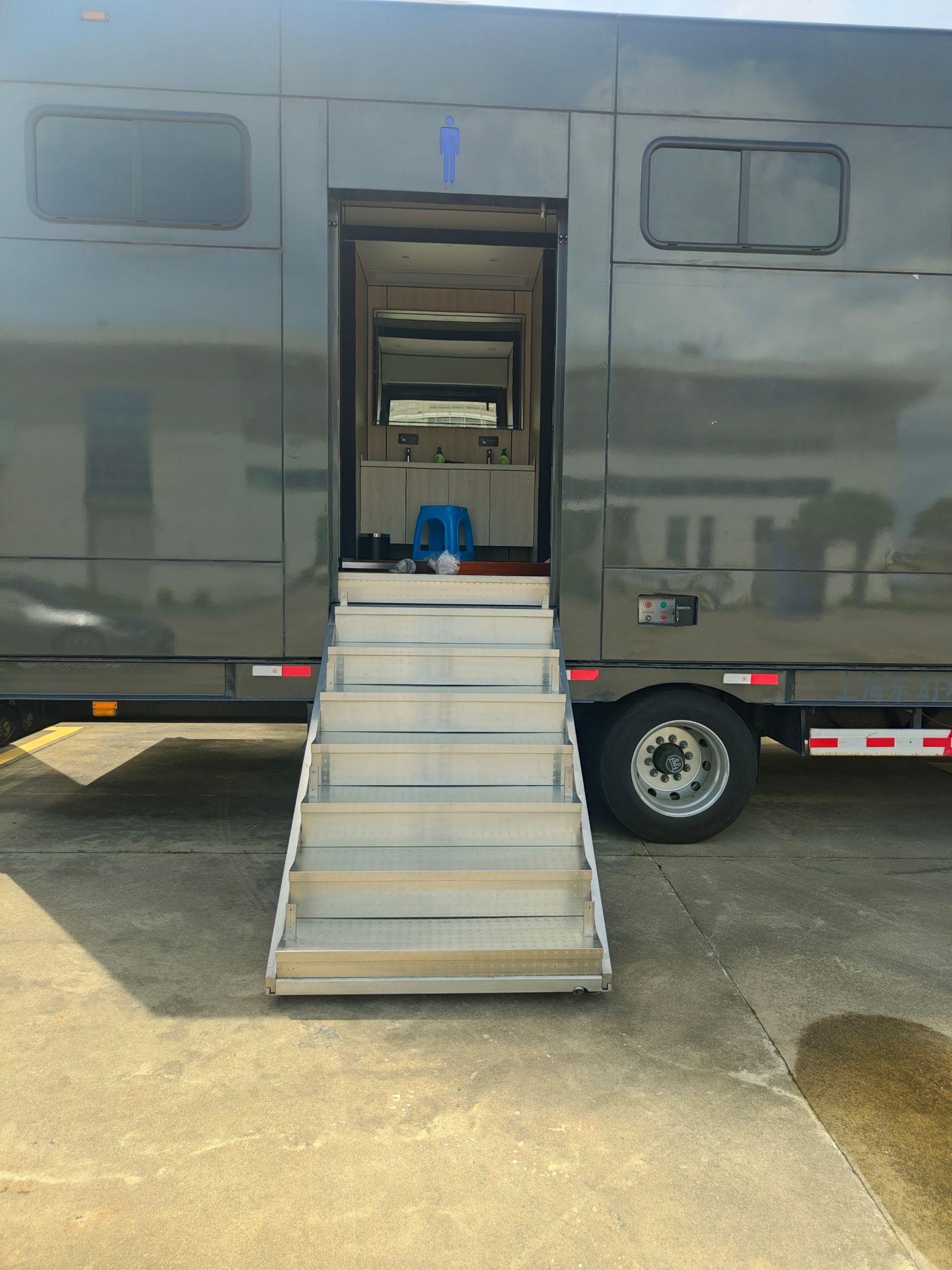 可移动公共卫生间怎么冲水?